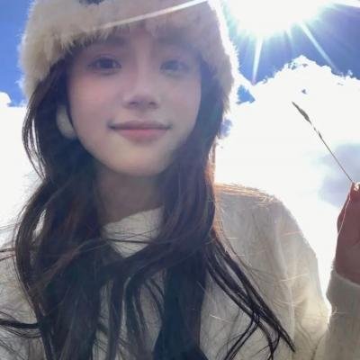 在深灰色的箱子中